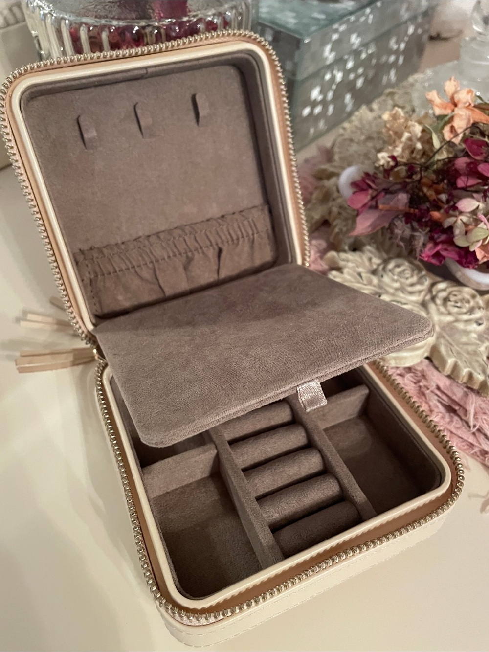 WOLF Caroline leather cream color zippered jewelry case with tassel